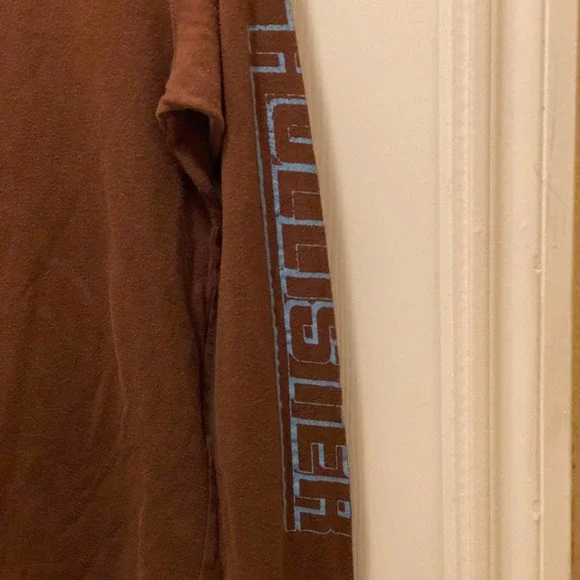 Vintage Hollister Brown Long sleeve t-shirt with blue surfer image - Unisex S - Picture 6 of 7